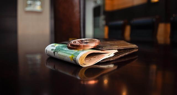 plånbok med kontanter på bordet